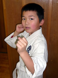 ���@����